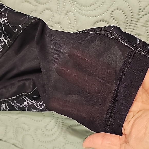 Under Armour Plus Black Patterned Compression Capri Leggings - Picture 4 of 4